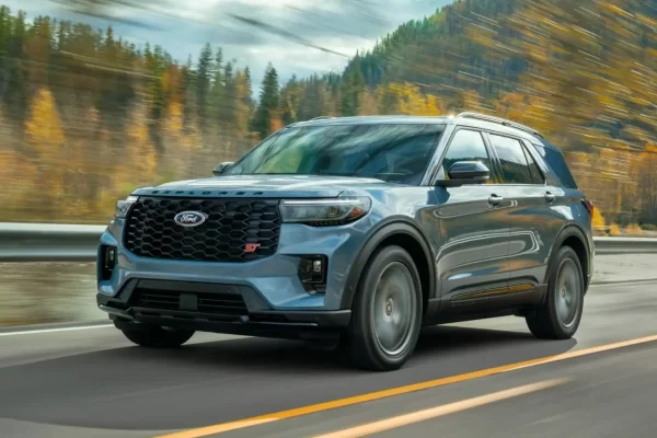 Ford Explorer đang vượt địa hình nhẹ