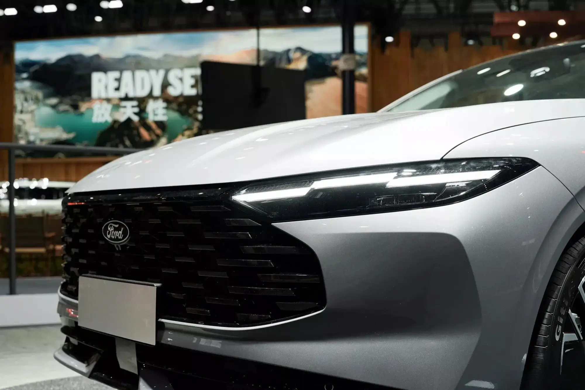 Cụm đèn pha LED và lưới tản nhiệt mới của Mondeo 2025