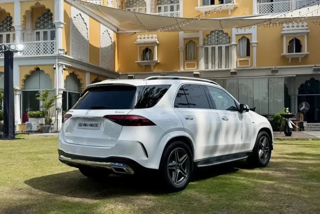 Đuôi xe Mercedes GLE 400 e 4MATIC với logo PHEV đặc trưng