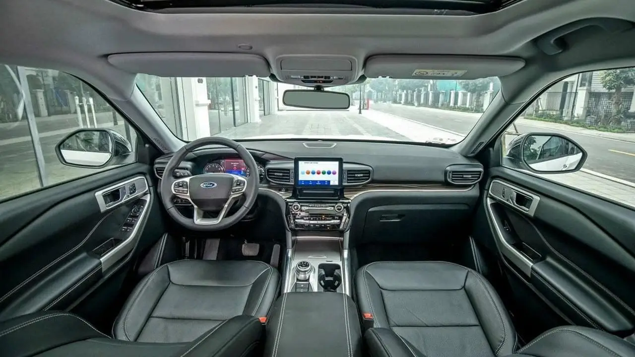 Khoang lái Ford Explorer phiên bản Limited