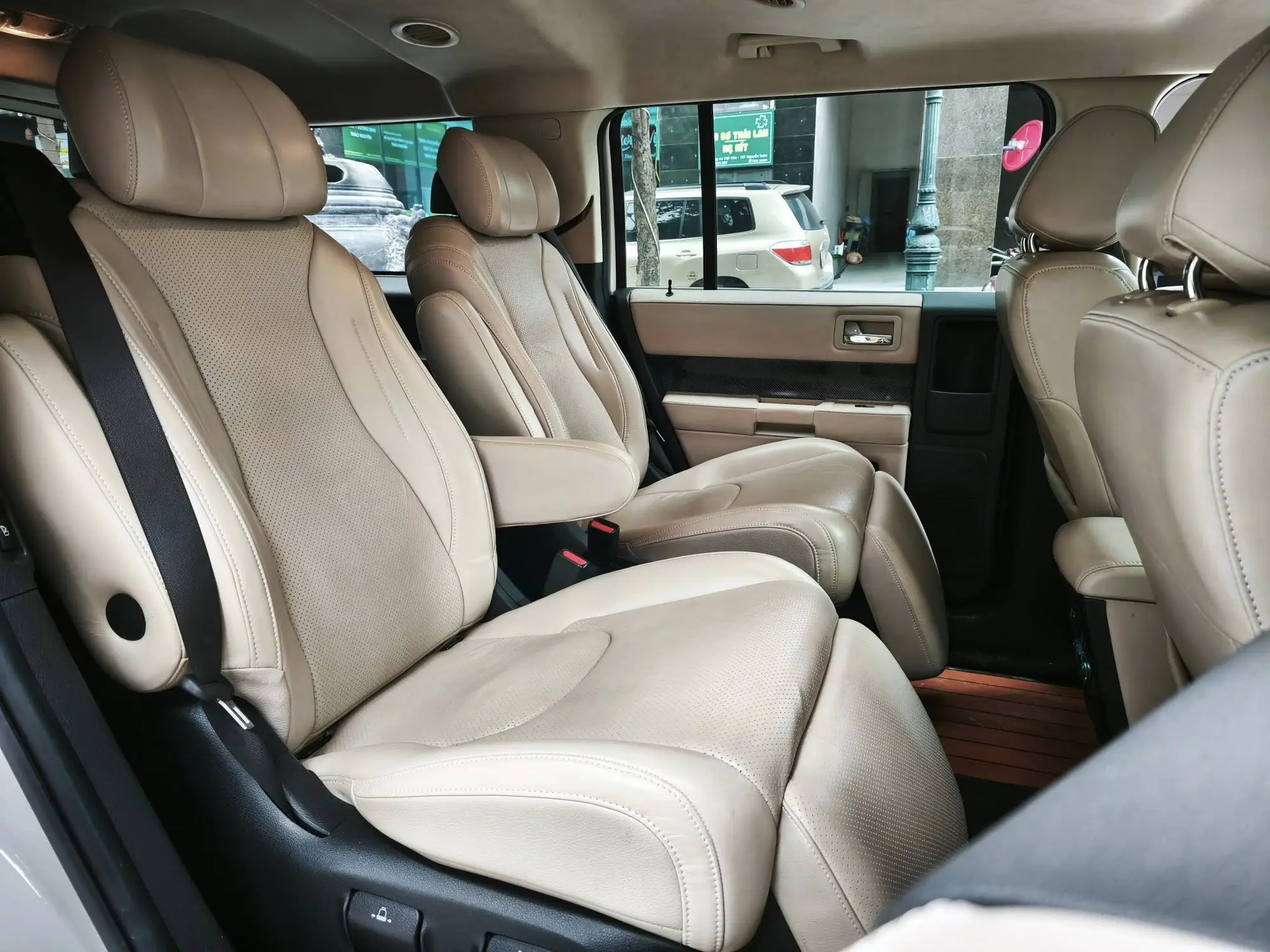 Không gian hàng ghế sau rộng rãi trên Ford Flex