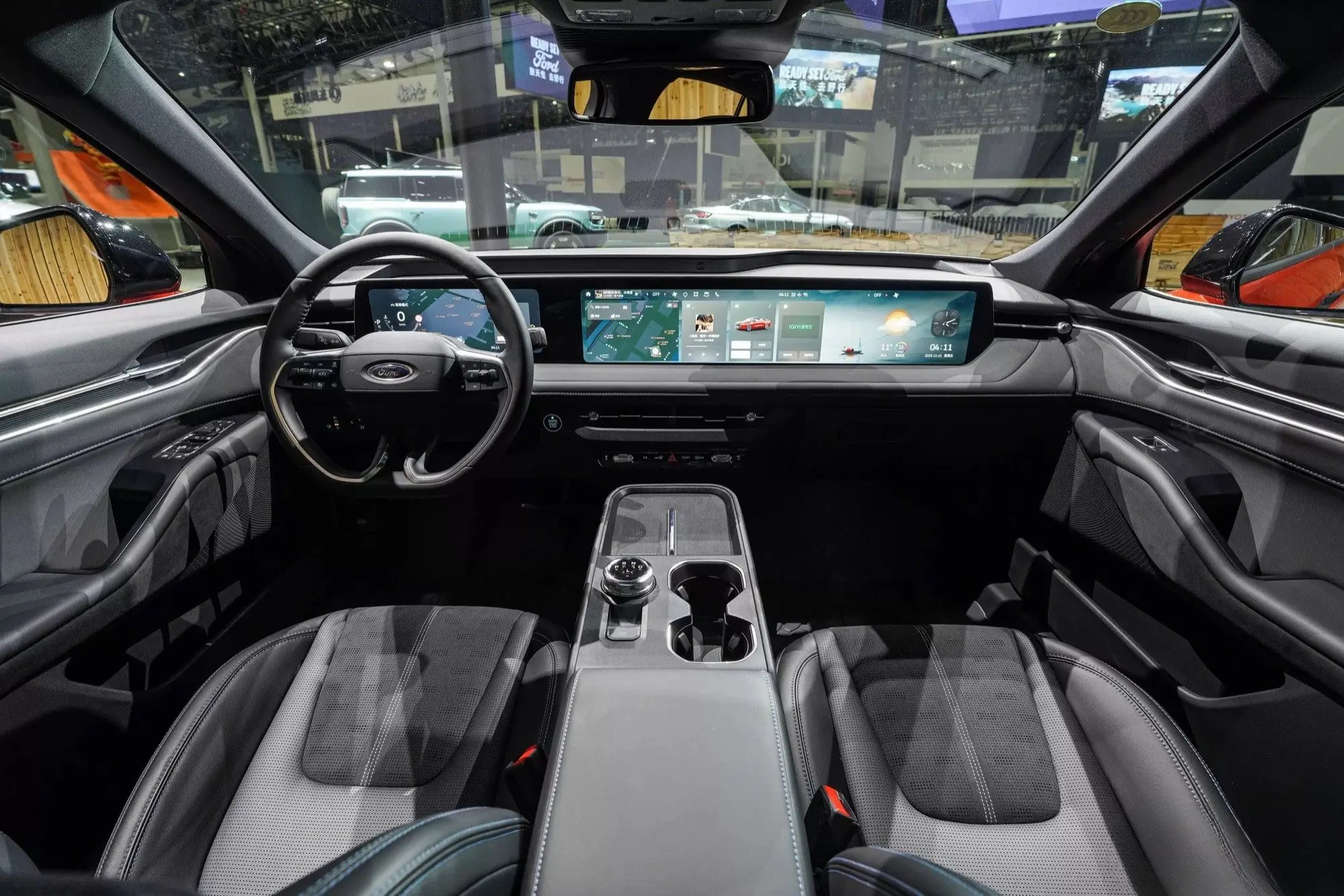 Màn hình giải trí 27 inch hiển thị hệ điều hành SYNC mới