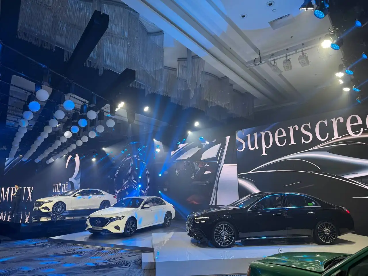 Mercedes E-Class mới bên cạnh S-Class Luxury