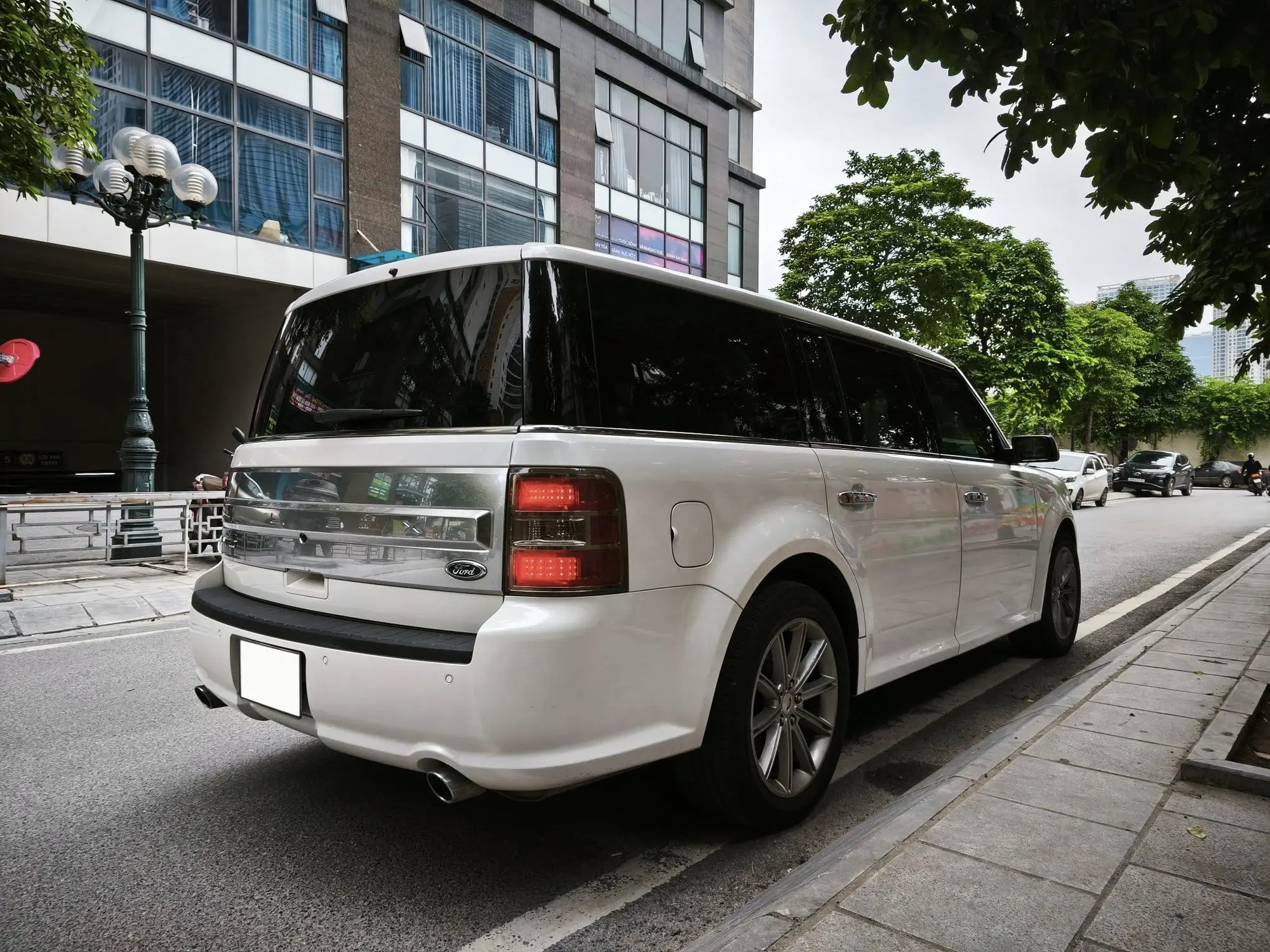 Ngoại thất Ford Flex màu trắng bản Limited