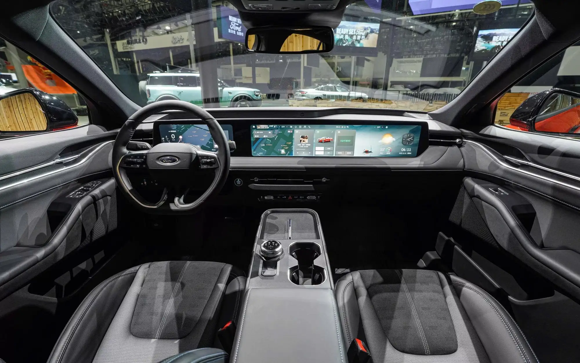 Nội thất Ford Mondeo với màn hình trung tâm 27 inch