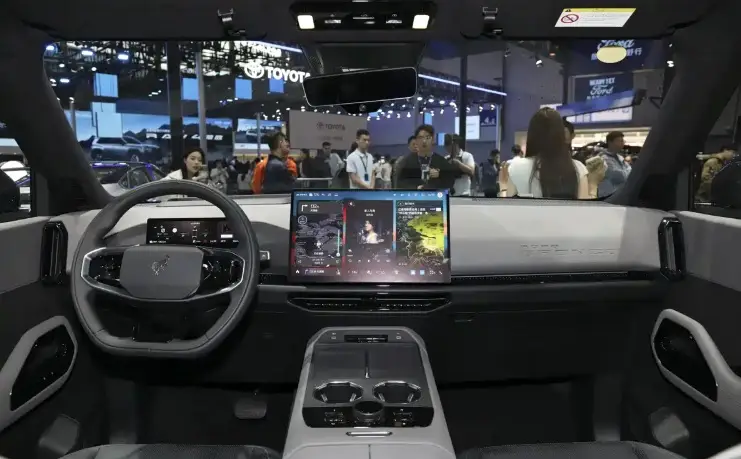 Nội thất hiện đại Bronco Basecamp EV với màn hình 15,6 inch và HUD lớn