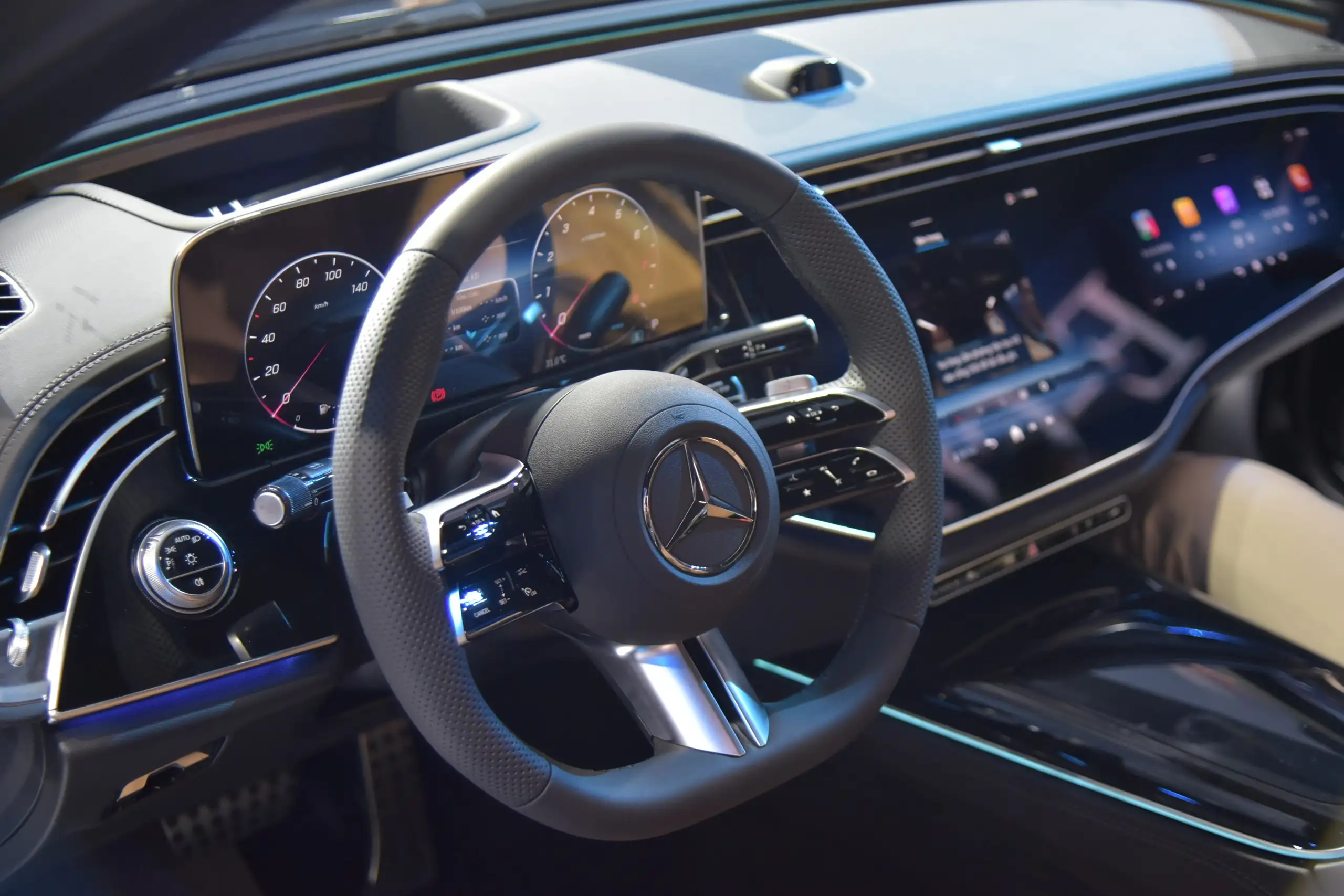 Nội thất Mercedes E-Class mới phong cách số hóa