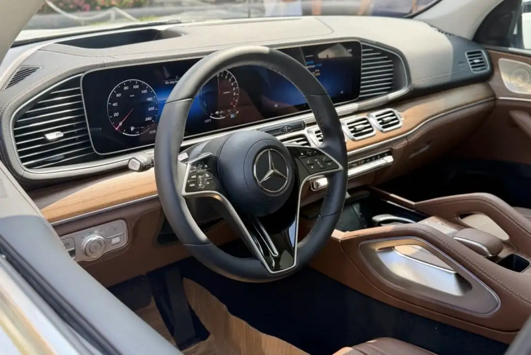 Nội thất Mercedes GLE 400e 2026 trang bị loa Burmester và kính cách âm