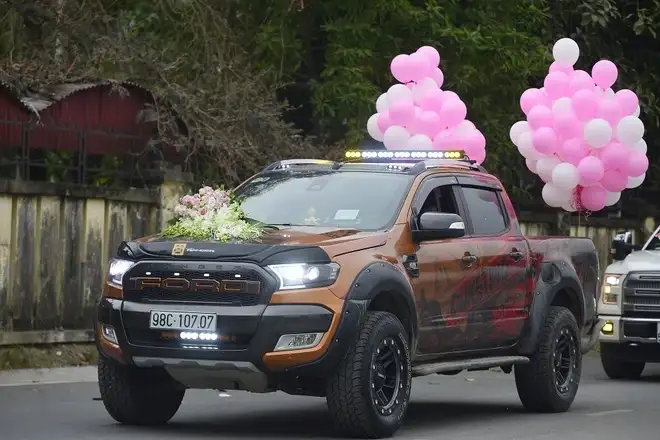 Xe bán tải Mỹ di chuyển trong khu vực đô thị đông đúc