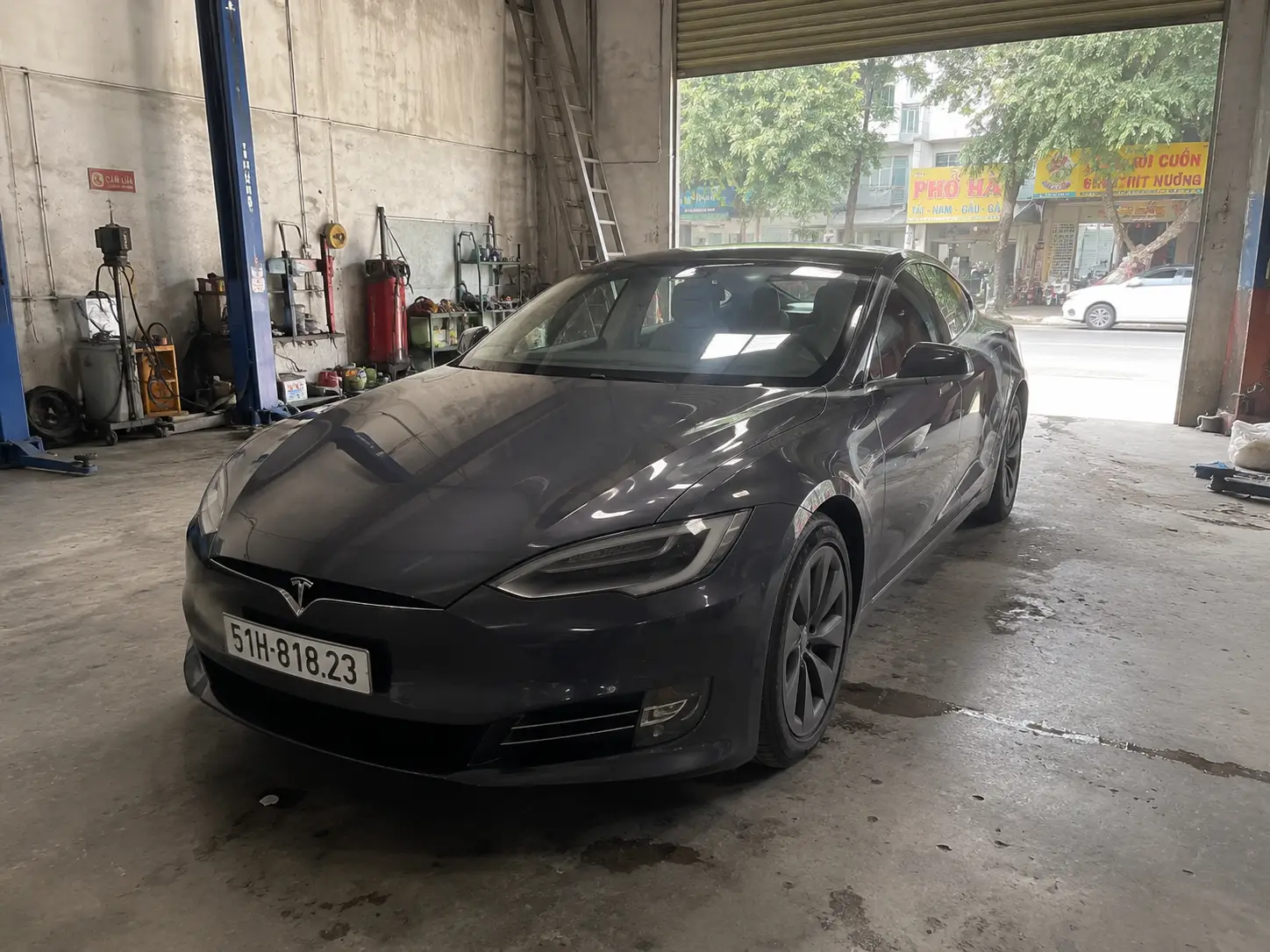 Ảnh thực tế sửa chữa xe Tesla tại garage Việt Nam