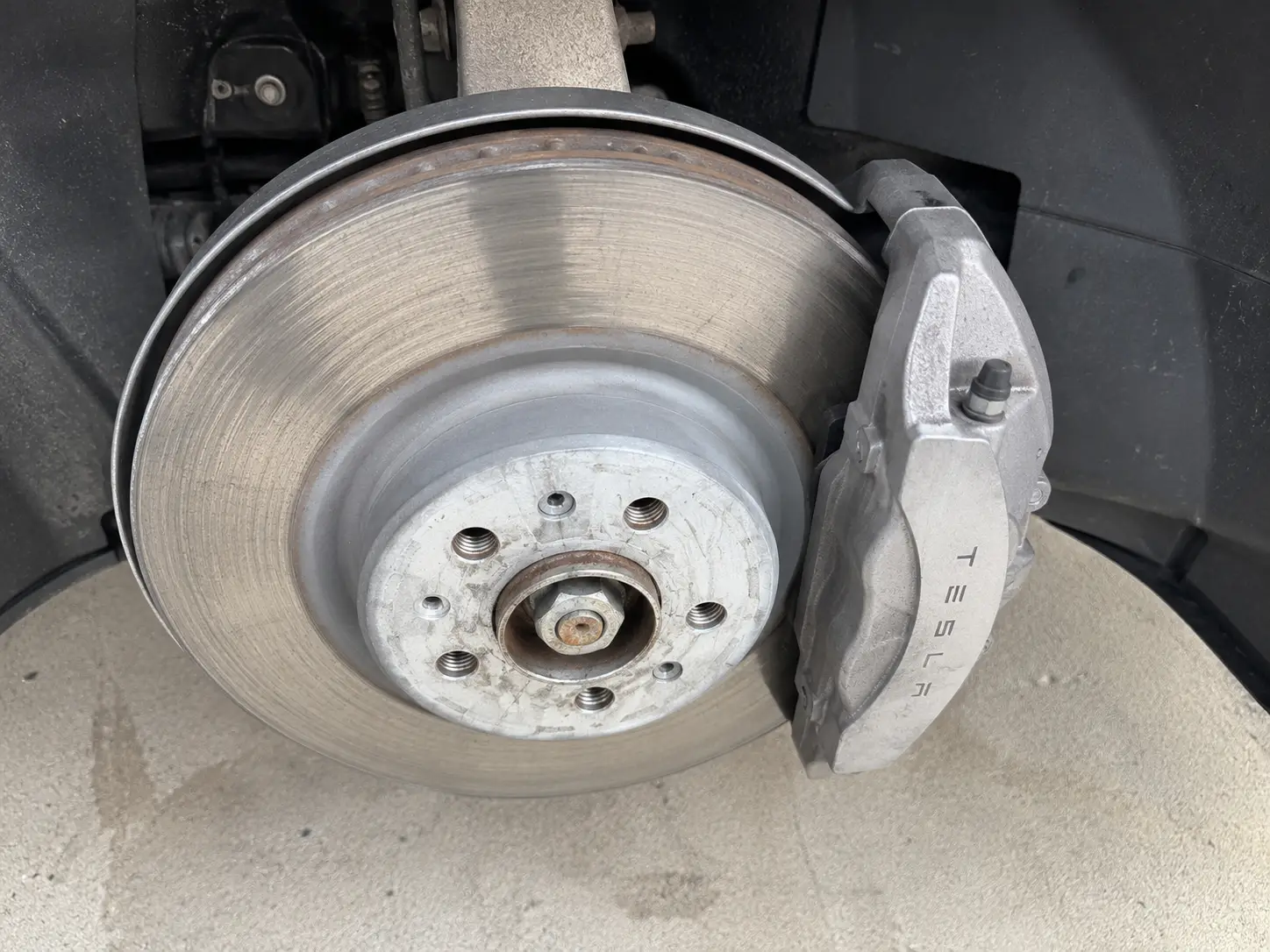 Chi tiết hệ thống phanh xe Tesla thực tế