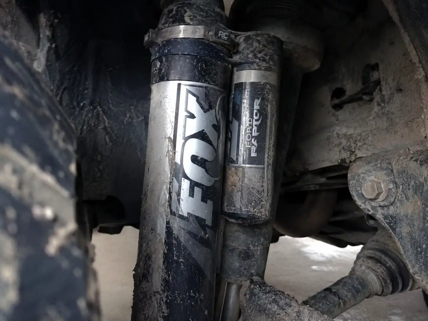 Chi tiết hệ thống treo Fox Racing trên Ford Raptor bản Mỹ