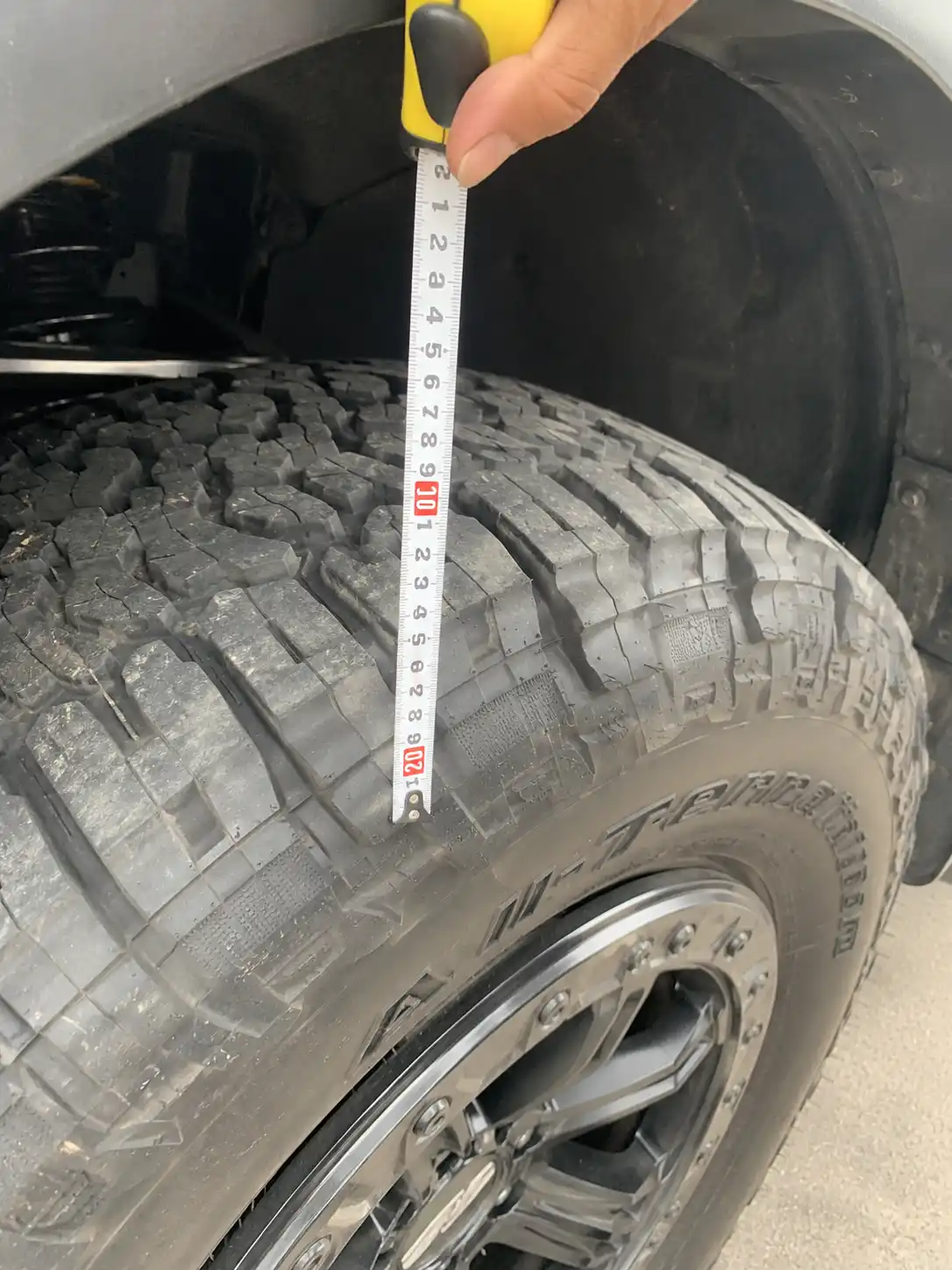 Kiểm tra kích thước lốp xe Ford Raptor bản Mỹ khi đăng kiểm