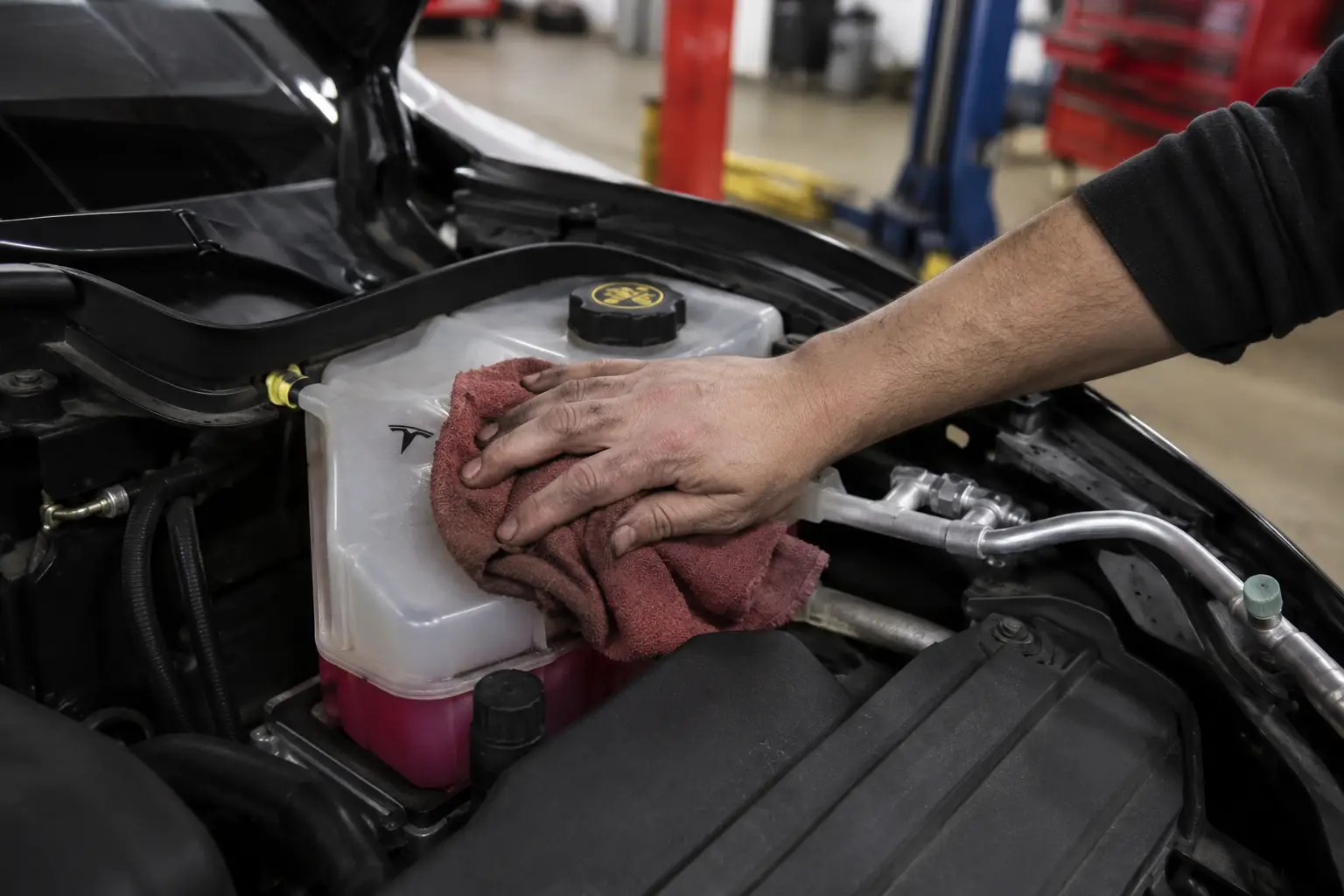 Kiểm tra nước làm mát pin Tesla thực tế