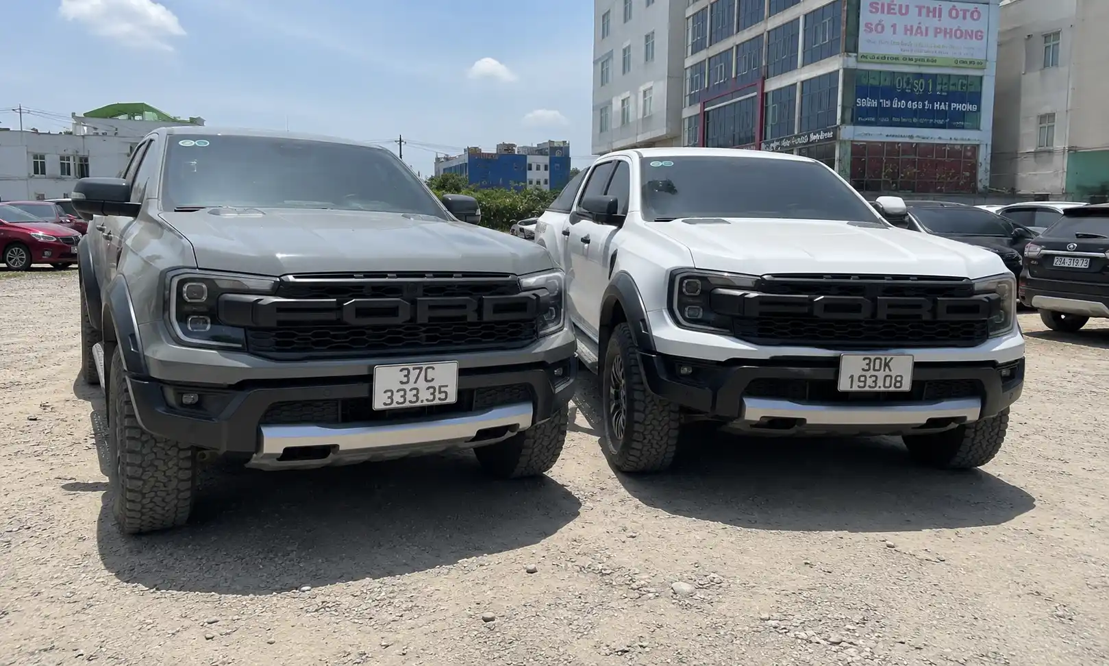 So sánh thực tế Ford Raptor nhập Mỹ và bản chính hãng Việt Nam