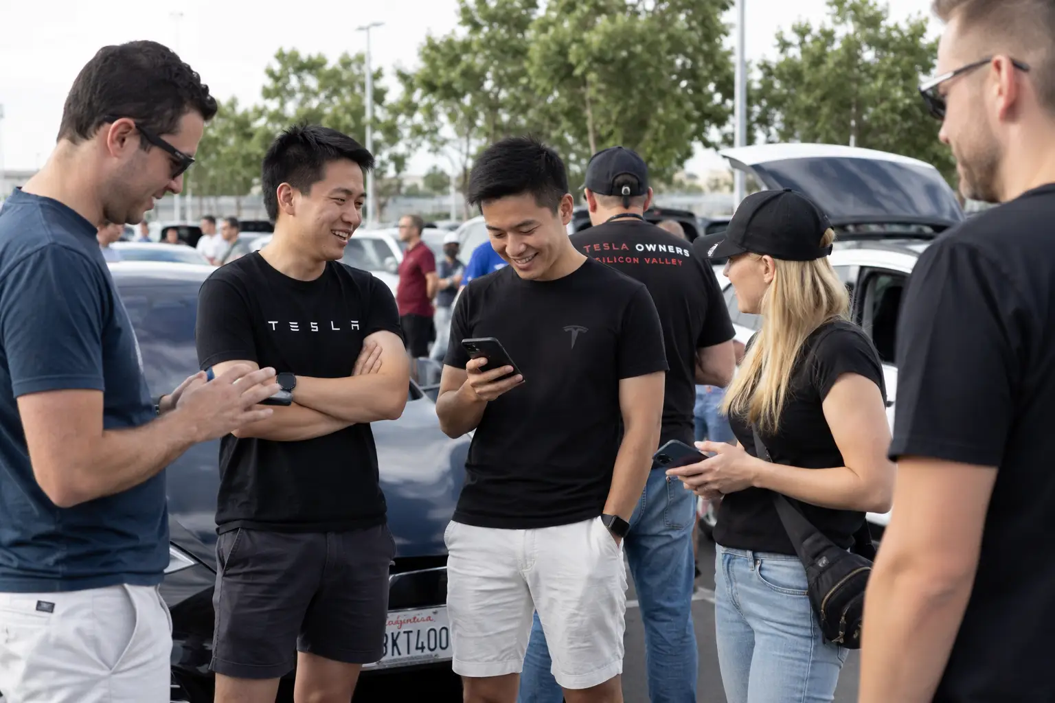 Tìm kiếm hỗ trợ từ cộng đồng chủ xe Tesla tại Việt Nam
