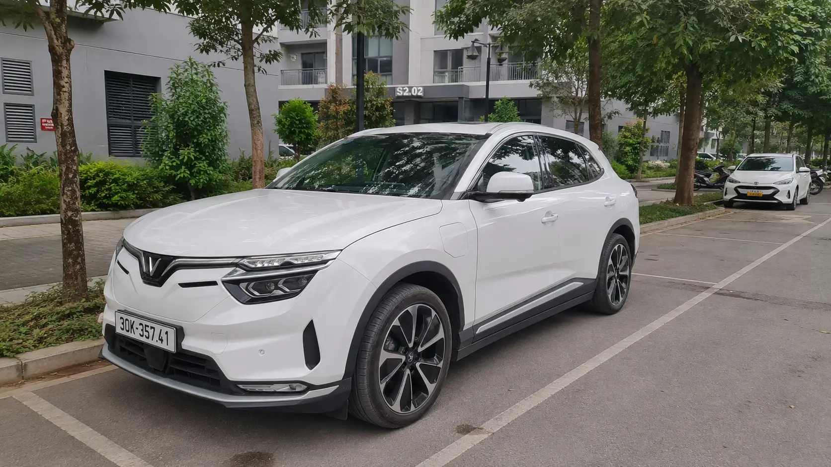 Vận hành xe điện VF 8 thực tế trong phố